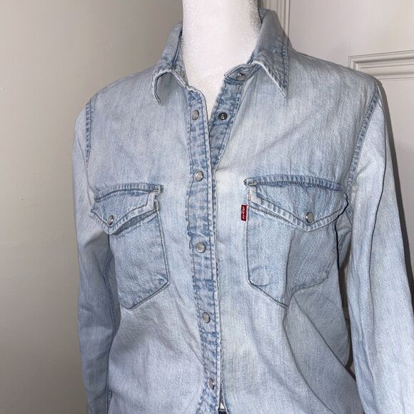 Levis Denim Shirt Womens XS Light Blue Western Pearl Snap Two Pocket Cotton - Picture 2 of 14